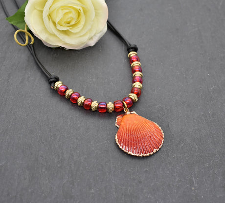 Sommerliche Boho Kette mit Jakobsmuschel – Strand Schmuck mit Lederband