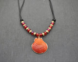 Sommerliche Boho Kette mit Jakobsmuschel – Strand Schmuck mit Lederband und roten Glasperlen