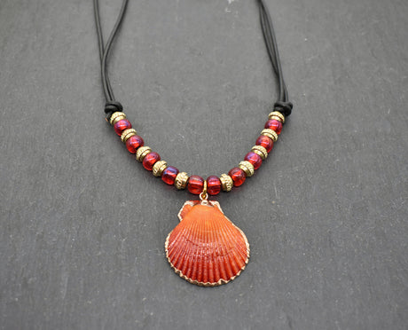 Sommerliche Boho Kette mit Jakobsmuschel – Strand Schmuck mit Lederband und roten Glasperlen