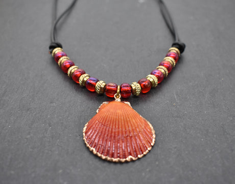 Sommerliche Boho Kette mit Jakobsmuschel – Strand Schmuck mit Lederband und roten Glasperlen