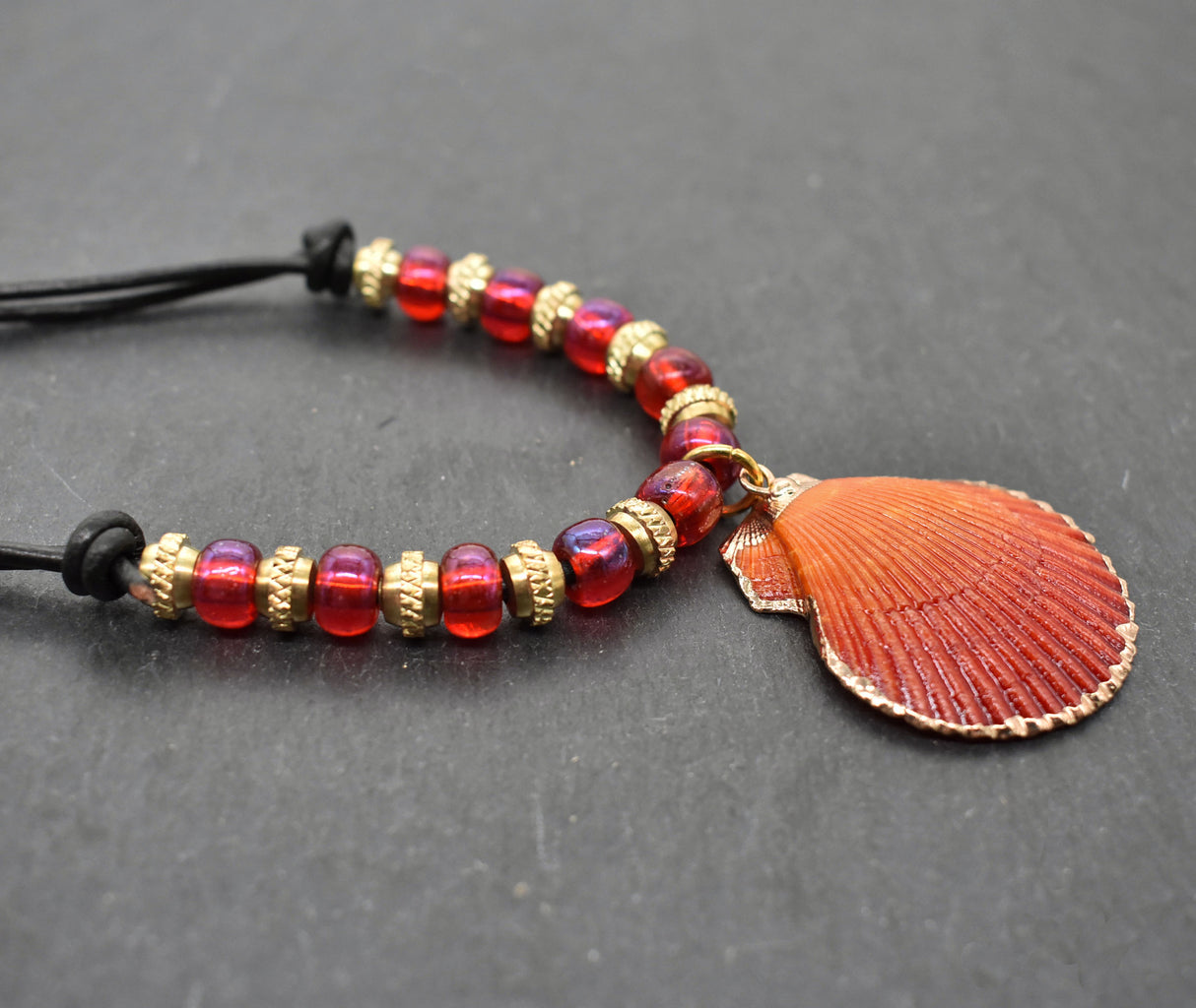 Sommerliche Boho Kette mit Jakobsmuschel – Strand Schmuck mit Lederband und roten Glasperlen