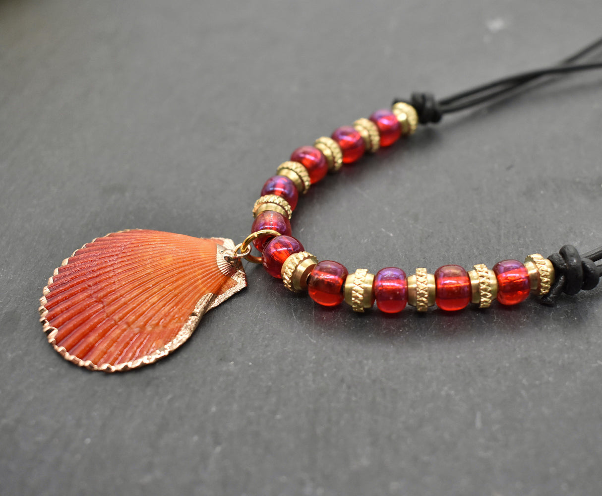 Sommerliche Boho Kette mit Jakobsmuschel – Strand Schmuck mit Lederband und roten Glasperlen
