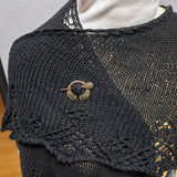 Tragebild an einem schwarzen, gestrickten Tuch der Keltischen Ringfibel aus Bronze mit Spiralen