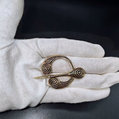Keltische Ringfibel aus Bronze mit Spiralen