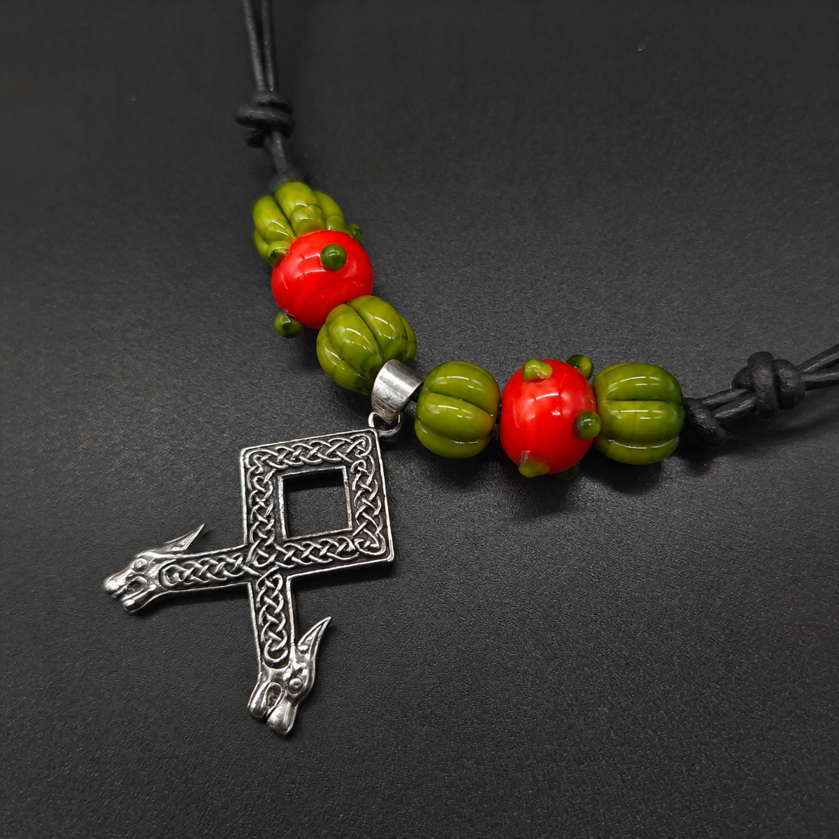 Runenkette Othala aus 925 Silber – handgefertigte Wikingerkette mit Glasperlen in oliv und orange