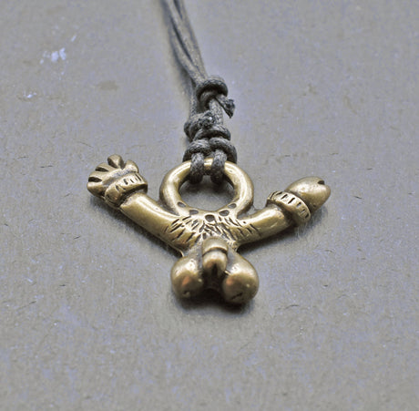 Römisches Phallus-Amulett – Fascinum am Stoffband