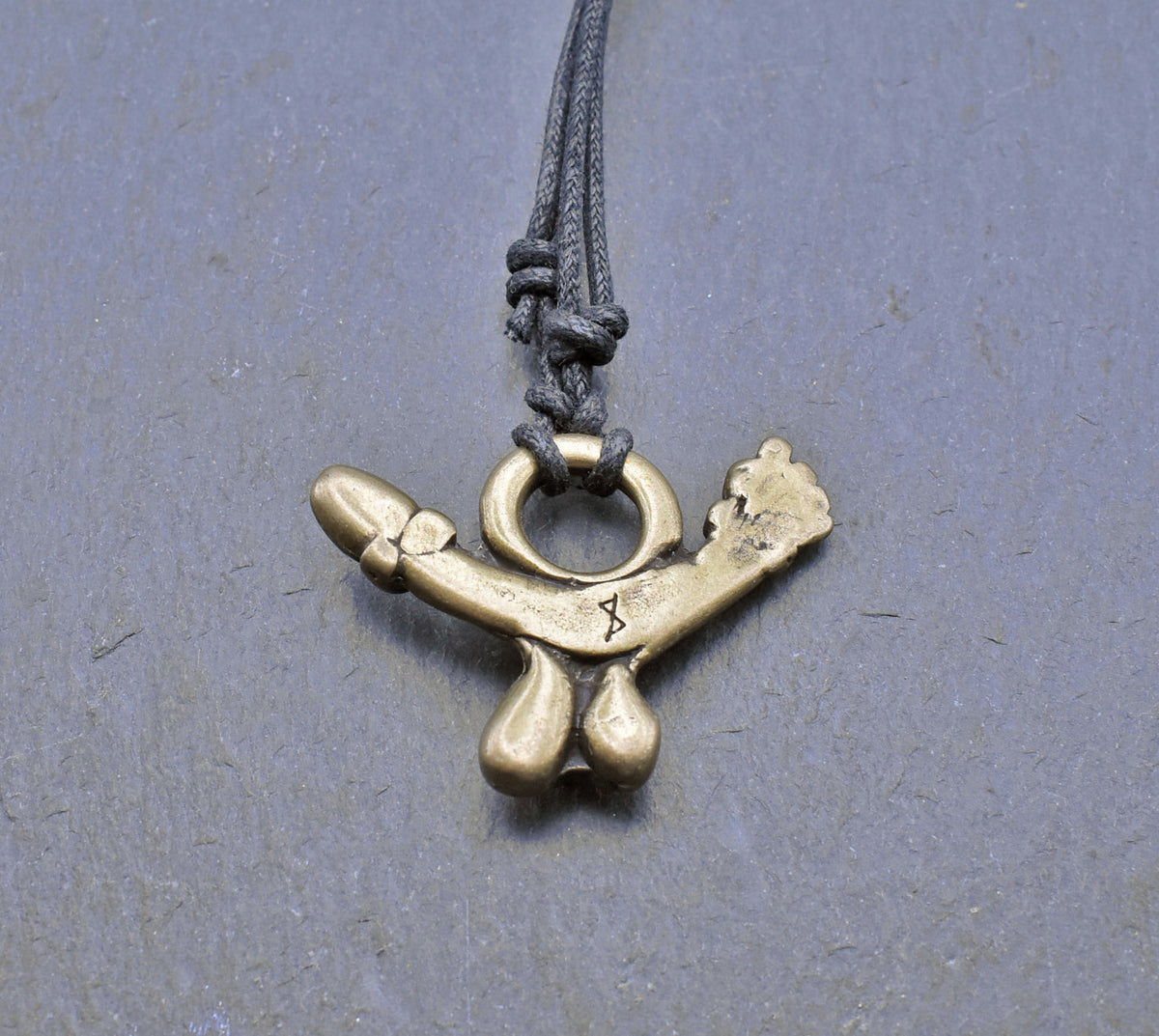 Rückseite des Römischen Phallus-Amulett – Fascinum am Stoffband