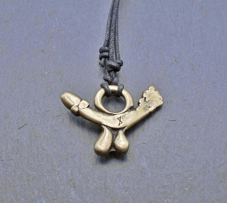 Rückseite des Römischen Phallus-Amulett – Fascinum am Stoffband