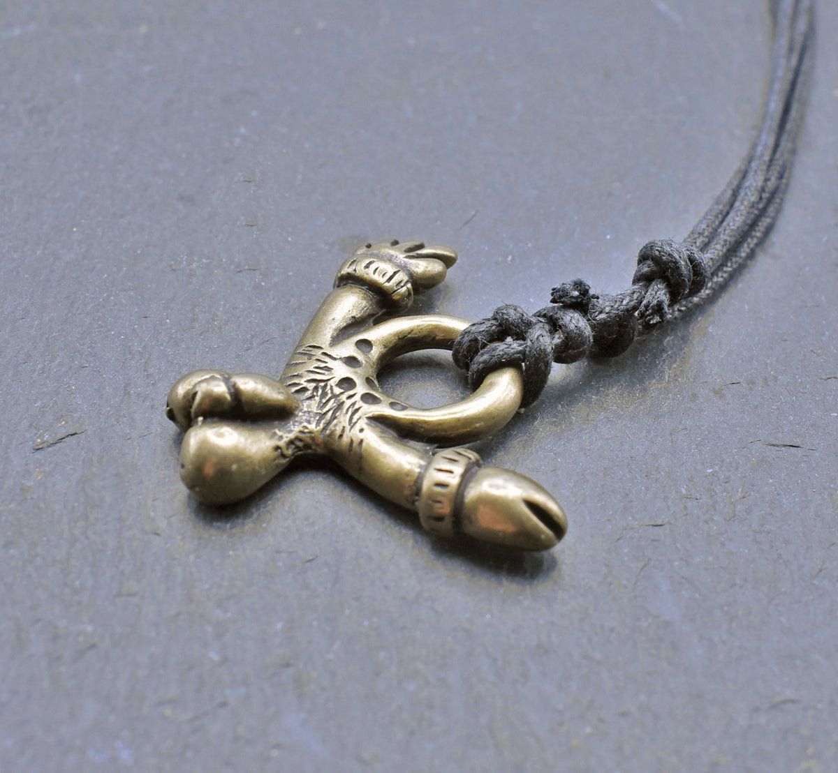 Römisches Phallus-Amulett – Fascinum am Stoffband