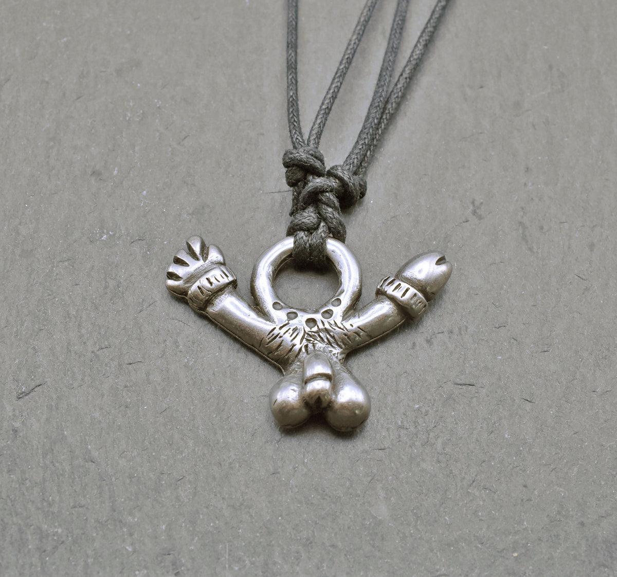 Römisches Phallus-Amulett – Fascinum am Stoffband