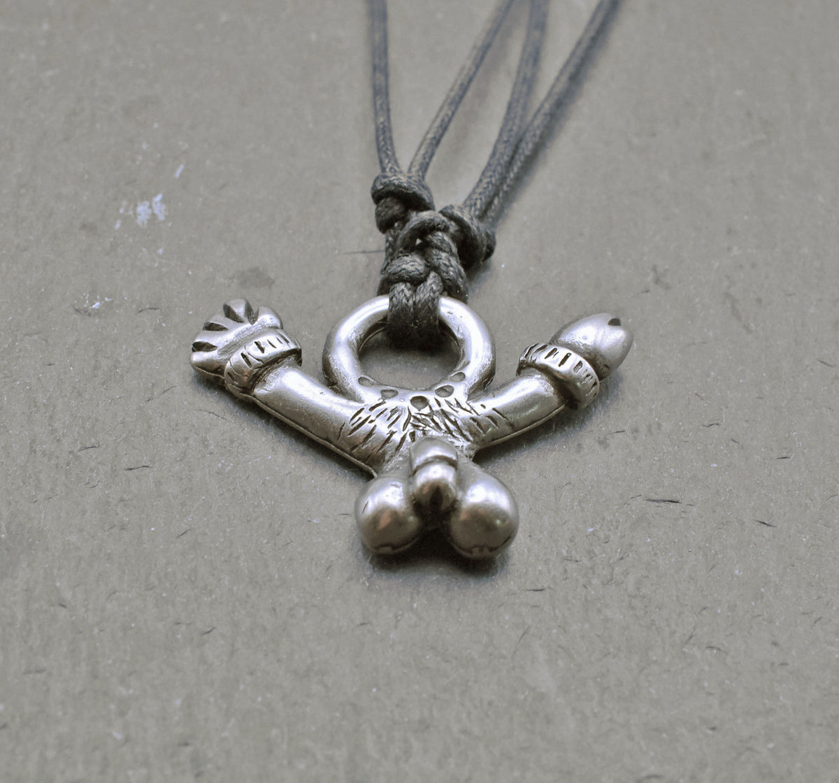 Römisches Phallus-Amulett – Fascinum am Stoffband