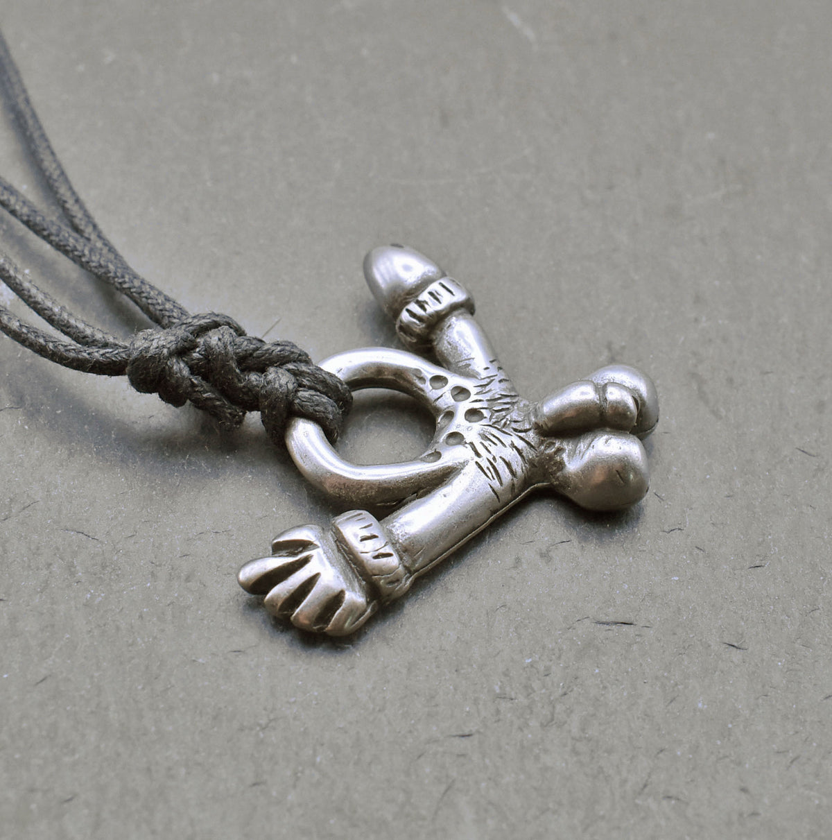 Römisches Phallus-Amulett – Fascinum am Stoffband