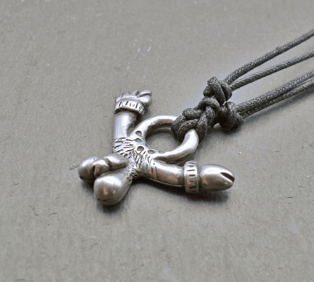Römisches Phallus-Amulett – Fascinum am Stoffband