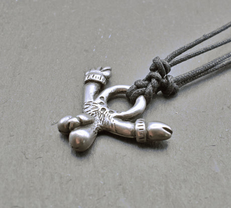 Römisches Phallus-Amulett – Fascinum am Stoffband