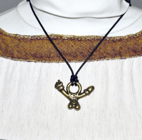 Tragebild des Römischen Phallus-Amulett – Fascinum am Stoffband