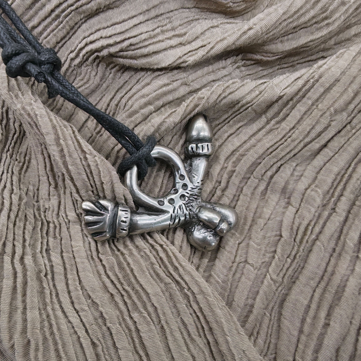 Römisches Phallus-Amulett – Fascinum am Stoffband