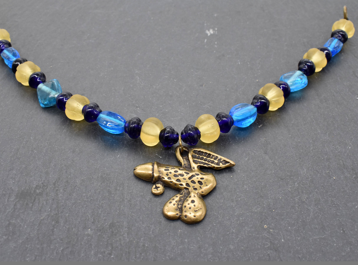 Fibelkette für Mutige mit antikem Phallus-Anhänger – Glasperlen in blau und gelb - Anhänger 