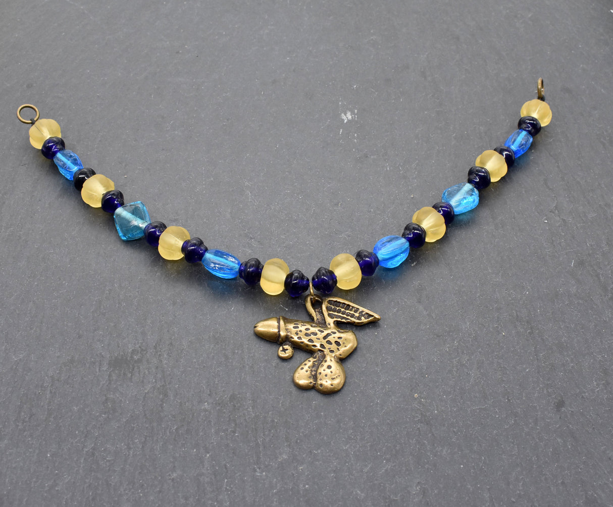 Fibelkette für Mutige mit antikem Phallus-Anhänger – Glasperlen in blau und gelb - Anhänger 