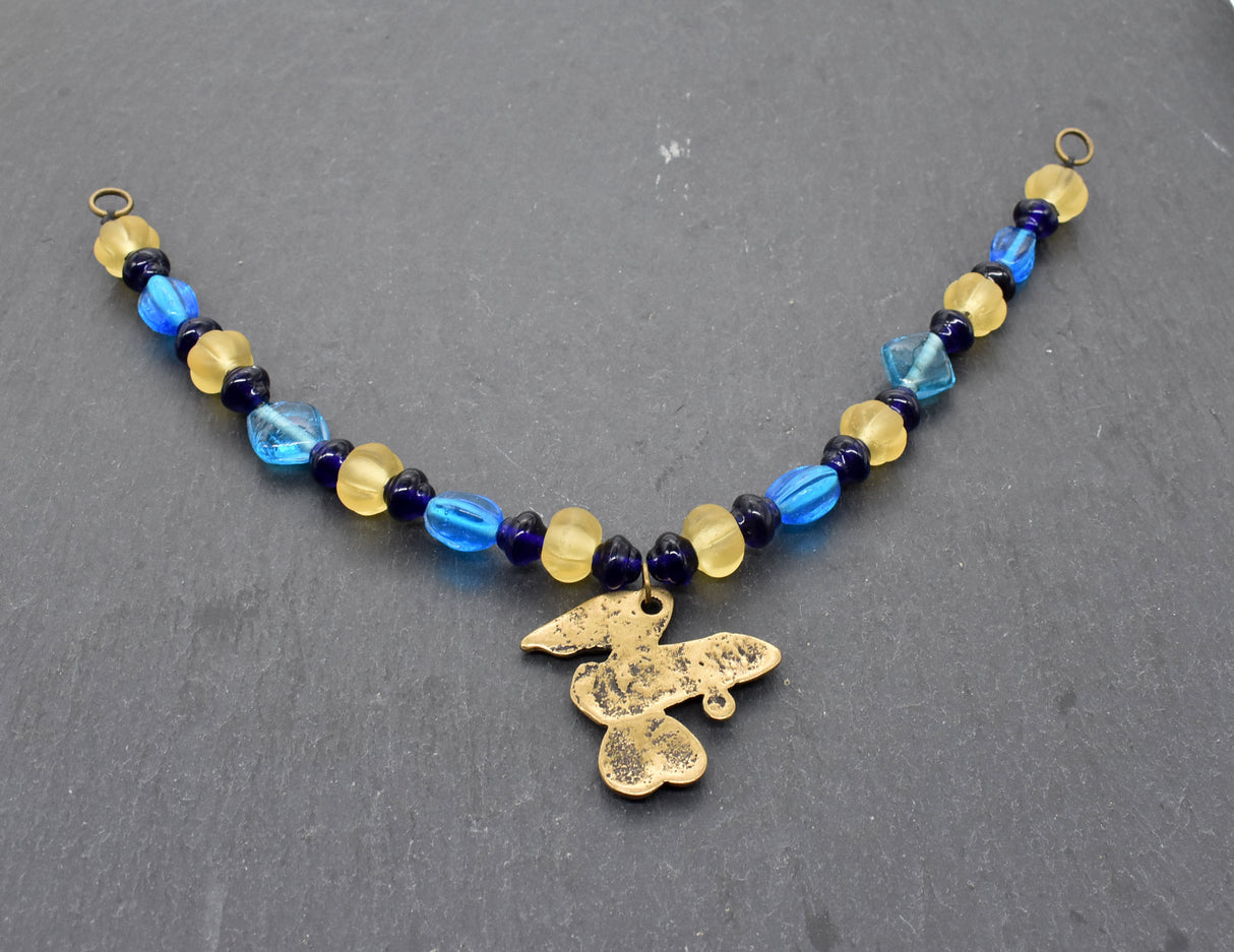 Rückseite der Fibelkette für Mutige mit antikem Phallus-Anhänger – Glasperlen in blau und gelb - Anhänger 