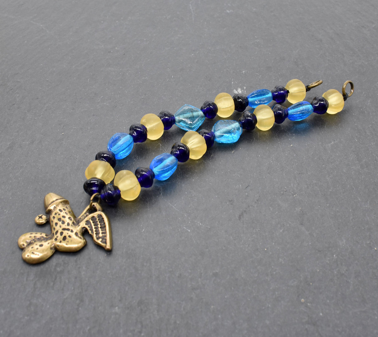 Fibelkette für Mutige mit antikem Phallus-Anhänger – Glasperlen in blau und gelb - Anhänger 