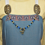 Tragebild der Fibelkette für Mutige mit antikem Phallus-Anhänger – Glasperlen in blau und gelb - Anhänger 