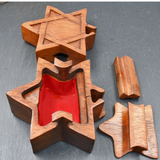 Geöffnete Stern-Puzzledose aus Holz mit Geheimfach

Diese Puzzledose aus Holz verbindet eine dekorative sechszackige Sternform mit einem versteckten Öffnungsmechanismus. Von außen ist zunächst nicht zu erkennen, wie sich die kleine Schatulle öffnen lässt.