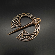 Keltische Penannular-Fibel aus Bronze mit Knotenmuster