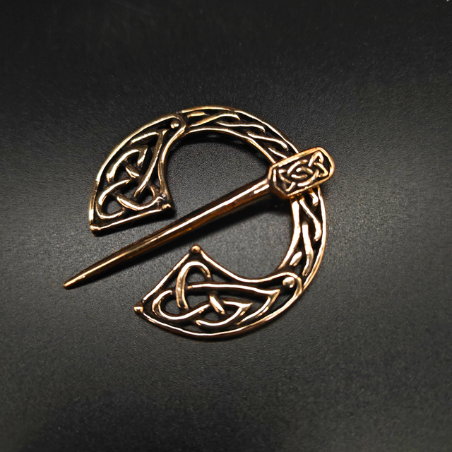Keltische Penannular-Fibel aus Bronze mit Knotenmuster
