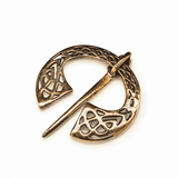 Rückseite der Keltischen Penannular-Fibel aus Bronze mit Knotenmuster