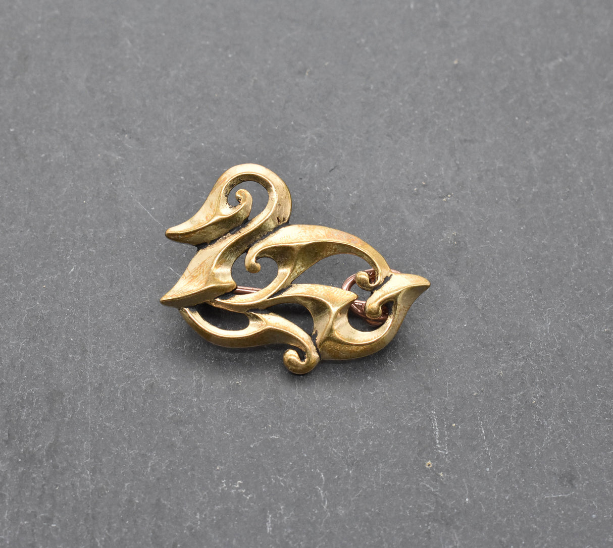 Römische Enten-Fibel aus Bronze, Replik eines Fundes aus Vindolanda. Historische Gewandnadel im romano-britannischen Stil – ideal für Reenactment und LARP.