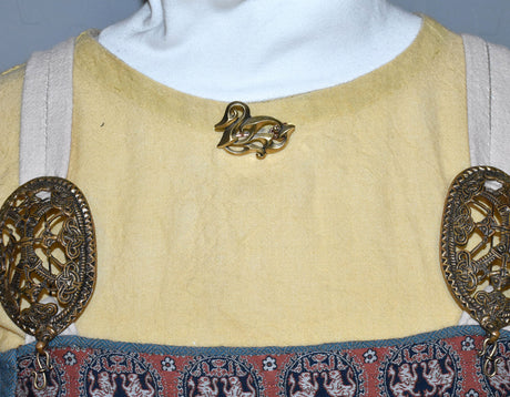 Tragebild der Römische Enten-Fibel aus Bronze, Replik eines Fundes aus Vindolanda. Historische Gewandnadel im romano-britannischen Stil – ideal für Reenactment und LARP.