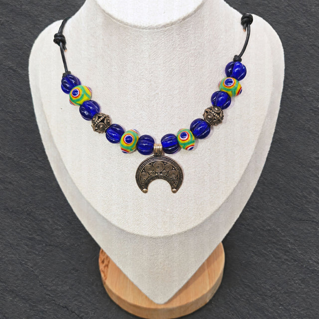 Römische Lunula Kette NOVA – Bronze Mondsichel mit Lampwork Glasperlen – Römischer Schmuck – Handgefertigte Halskette