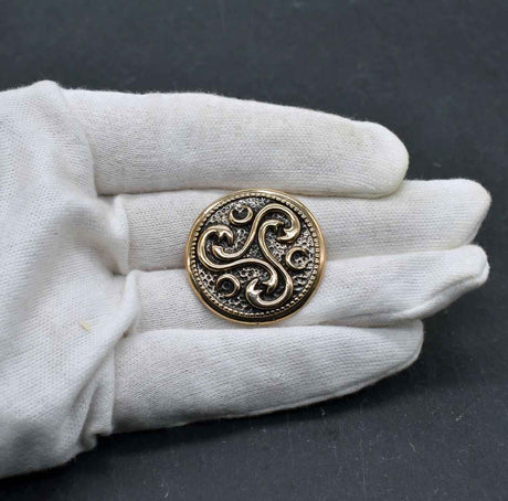 Römische Triskele-Brosche