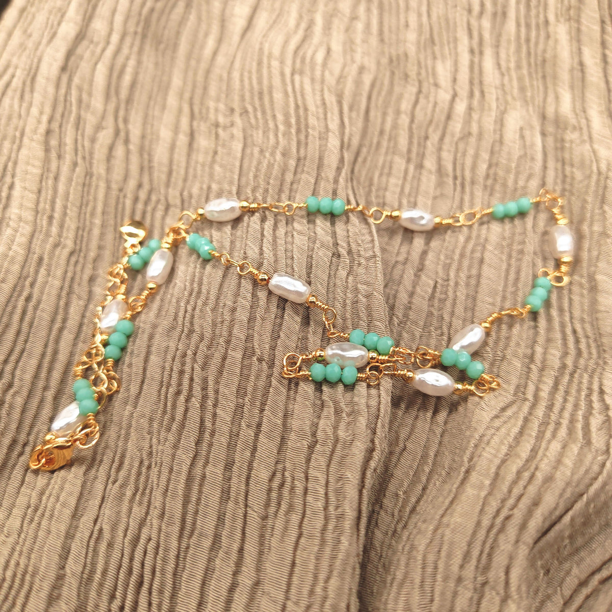 Collier mit grünen und weißen Perlen – goldfarbener Edelstahl
