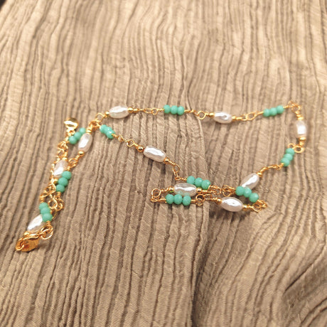 Collier mit grünen und weißen Perlen – goldfarbener Edelstahl