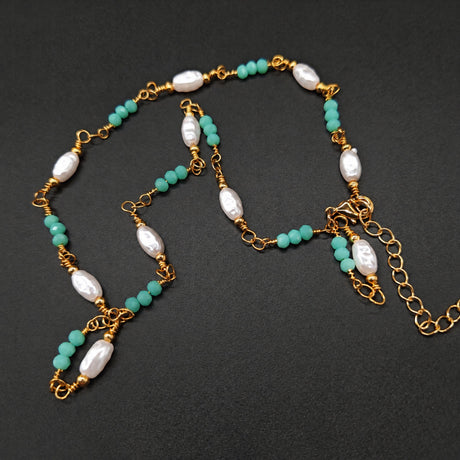 Collier mit grünen und weißen Perlen – goldfarbener Edelstahl