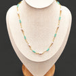 Collier mit grünen und weißen Perlen – goldfarbener Edelstahl