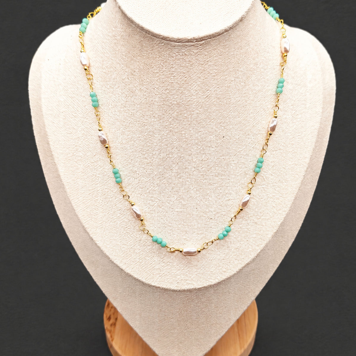 Collier mit grünen und weißen Perlen – goldfarbener Edelstahl