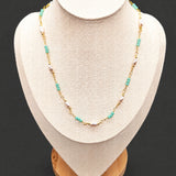 Collier mit grünen und weißen Perlen – goldfarbener Edelstahl