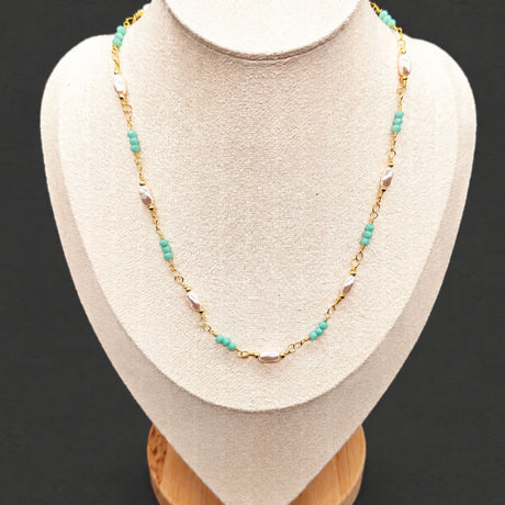Collier mit grünen und weißen Perlen – goldfarbener Edelstahl