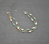 Fein gearbeitetes goldfarbenes Edelstahl-Collier mit grünen &amp; weißen Perlen – Goldfarben, römischer Stil