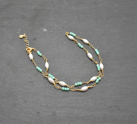 Fein gearbeitetes goldfarbenes Edelstahl-Collier mit grünen &amp; weißen Perlen – Goldfarben, römischer Stil