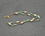 Fein gearbeitetes goldfarbenes Edelstahl-Collier mit grünen &amp; weißen Perlen – Goldfarben, römischer Stil