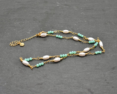 Fein gearbeitetes goldfarbenes Edelstahl-Collier mit grünen &amp; weißen Perlen – Goldfarben, römischer Stil