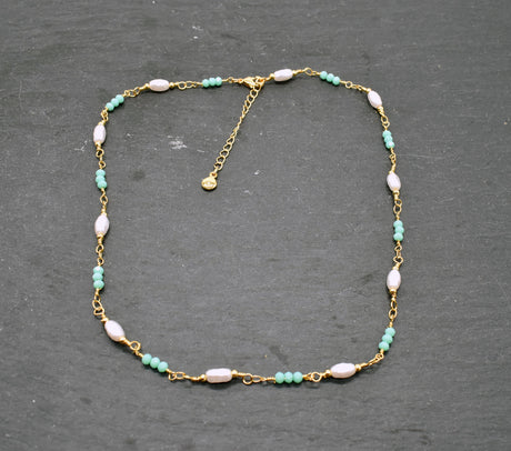 Fein gearbeitetes goldfarbenes Edelstahl-Collier mit grünen &amp; weißen Perlen – Goldfarben, römischer Stil