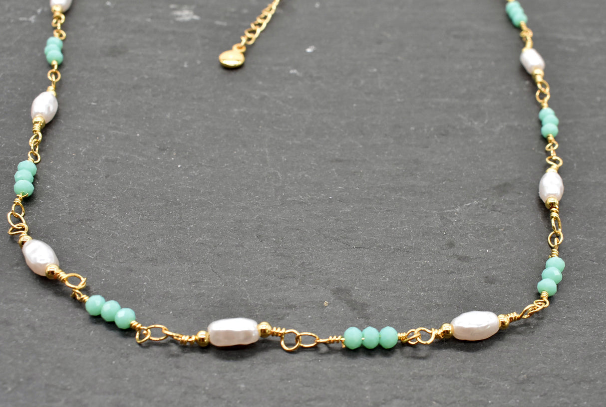 Fein gearbeitetes goldfarbenes Edelstahl-Collier mit grünen &amp; weißen Perlen – Goldfarben, römischer Stil