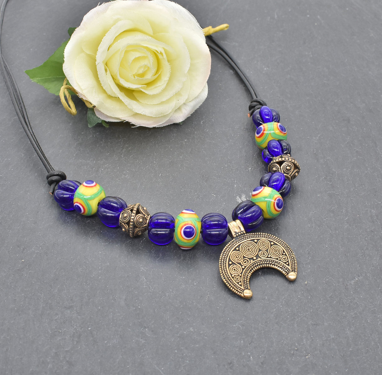 Lunula Halskette NOVA – Römisches Bronze Mondamulet mit handgefertigten Lampwork Glasperlen in Blau und Grün-Gelb