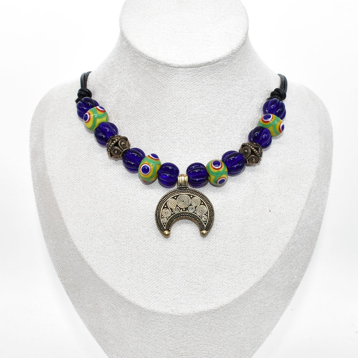 Lunula Halskette NOVA – Römisches Bronze Mondamulet mit handgefertigten Lampwork Glasperlen in Blau und Grün-Gelb