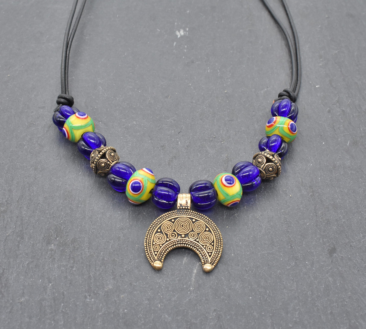 Lunula Halskette NOVA – Römisches Bronze Mondamulet mit handgefertigten Lampwork Glasperlen in Blau und Grün-Gelb