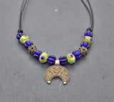 Lunula Halskette NOVA – Römisches Bronze Mondamulet mit handgefertigten Lampwork Glasperlen in Blau und Grün-Gelb
